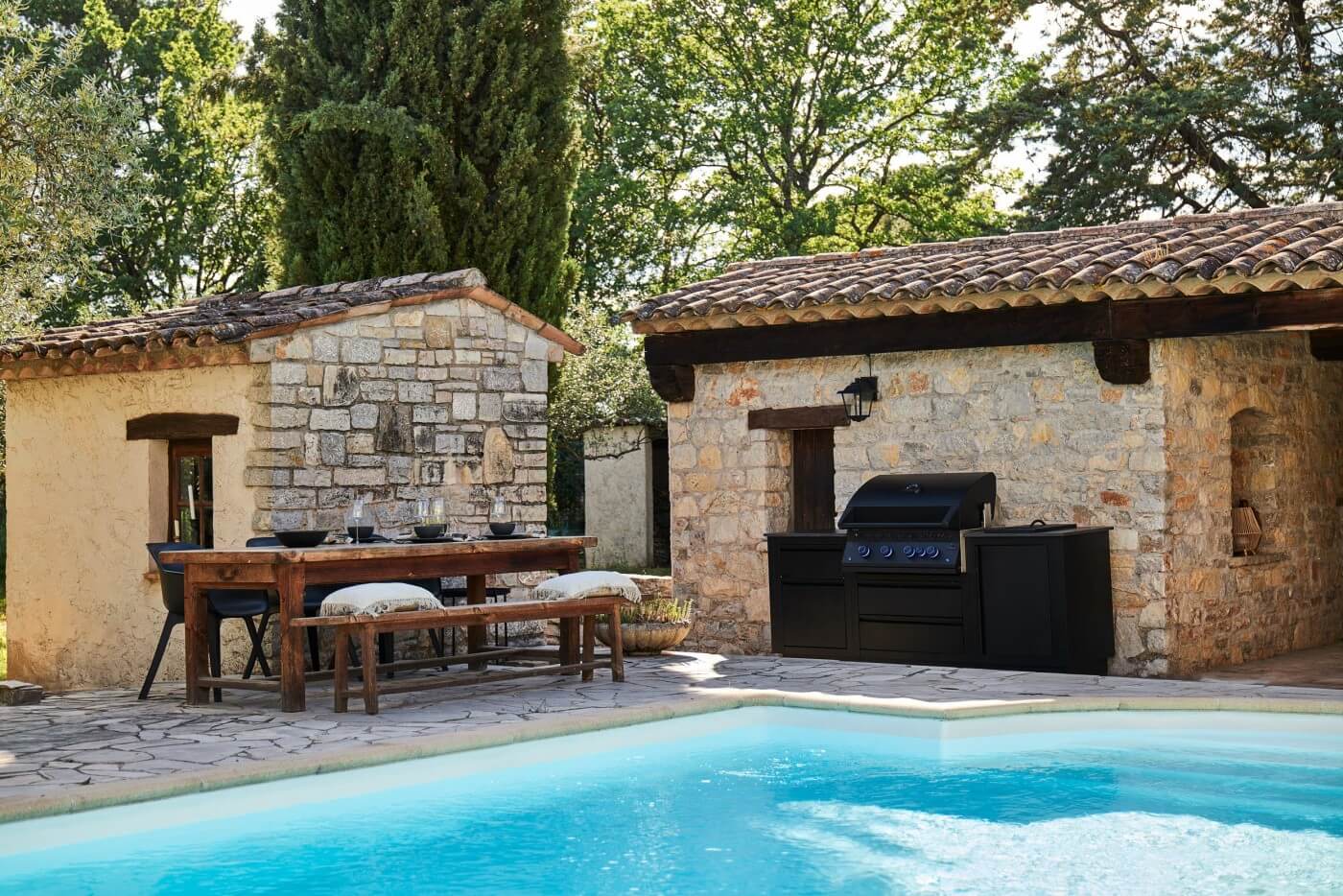 OASIS 301 Outdoor Kitchen w/ Built-in 700 Series 32 Grill - Matte Black